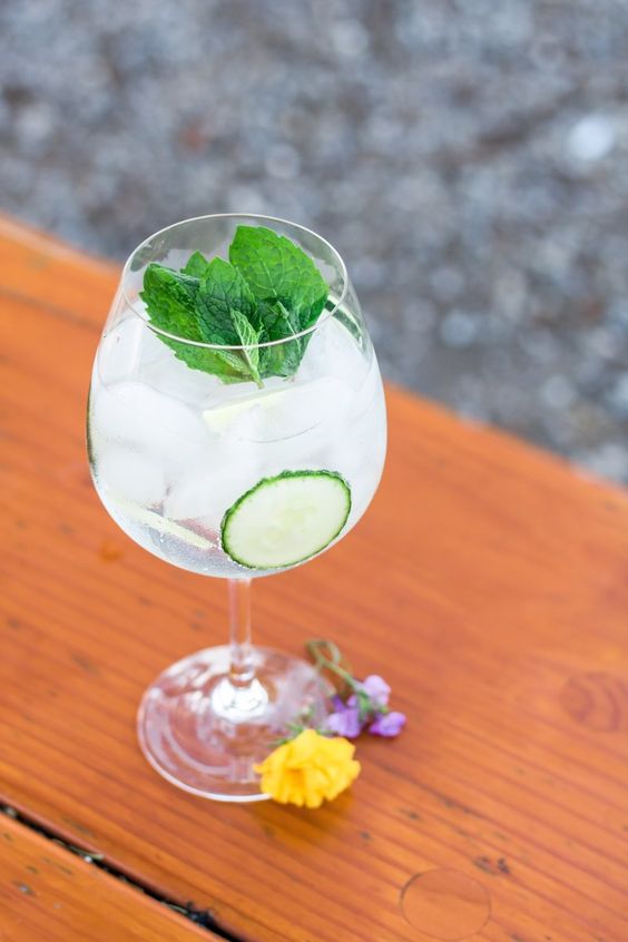 Drinks com gin: veja o que fazer com a bebida do momento